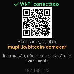 Tela de boas-vindas do Mupli Bitcoin: Wi-Fi conectado, um QR code e o endereço mupli.io/bitcoin/comecar, com o aviso Informação, não recomendação de investimento